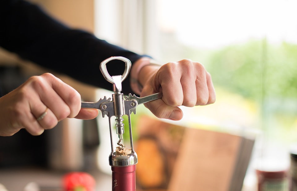 El descorche: llevar nuestro vino a un restaurante. Pros y contras